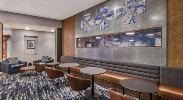 Двухместный люкс Hampton Inn & Suites Fort Wayne Downtown