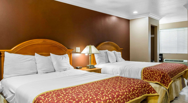 Четырёхместный номер Standard Rodeway Inn Cypress - Buena Park