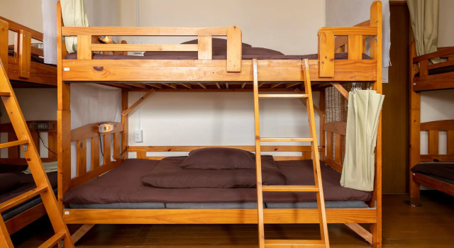 Кровать в общем номере (мужской номер) Green Guesthouse