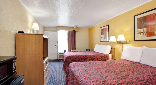 Четырёхместный номер Standard Days Inn by Wyndham Knoxville West
