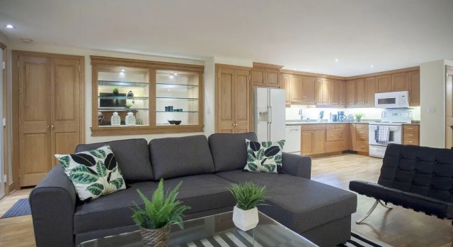 Stunning 1BR Basement Apt - King Size, Varaa Hotelli Toronto 