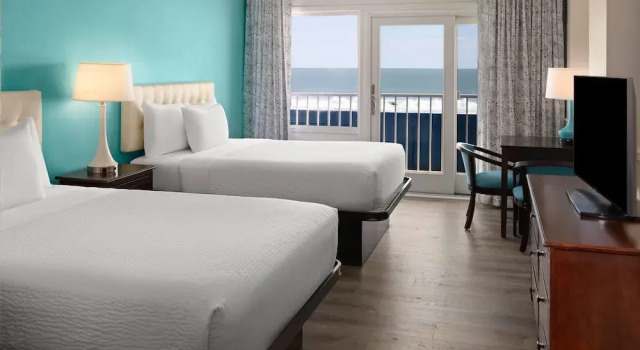 Четырёхместный номер Standard с балконом и с частичным видом на океан Howard Johnson Plaza by Wyndham Ocean City Oceanfront