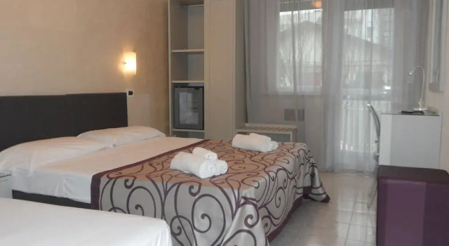 Трёхместный номер Standard с балконом Hotel Gloria