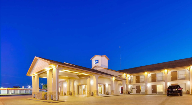 Кровать в общем номере Best Western Canton Inn