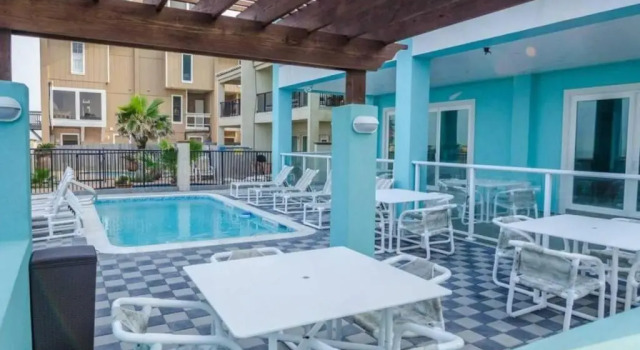 Апартаменты 5 BEDROOM BEACHFRONT CONDO - 2nd Floor