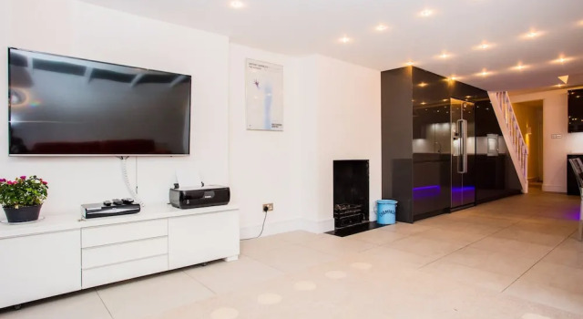 5 Bedroom Home in West London
