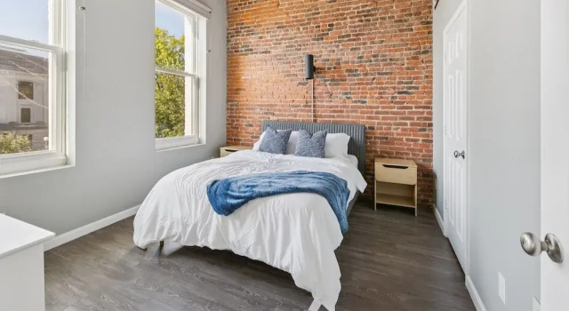 Rustic-industrial Loft With Courthouse Views 3 Bedroom Apts, Забронировать Отель Отели Блумингтон с парковкой, рядом с Стадион "Ассембли Холл", Парковка