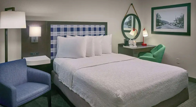 Двухместный номер Standard с балконом и с видом на воду Hampton Inn Gatlinburg