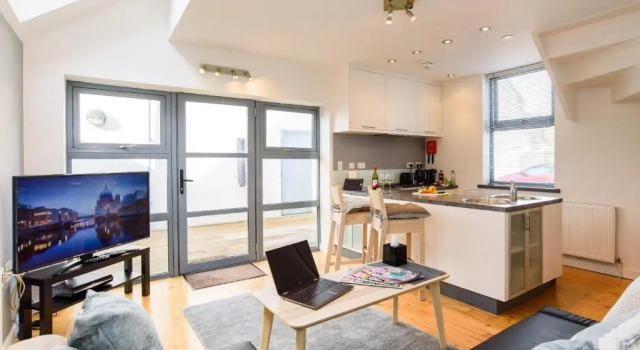 2 Bed Cardiff House with Hot Tub, BBQ, Terrace & Free Parking, Забронировать Отель Отели Кардиффа с парковкой, Парковка