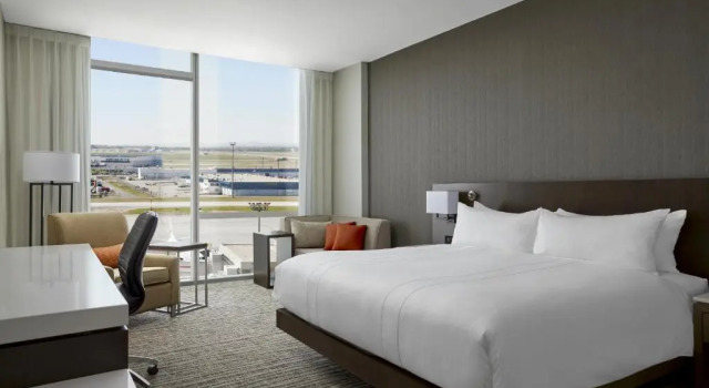 Номер Standard с красивым видом из окна Calgary Airport Marriott In-Terminal Hotel