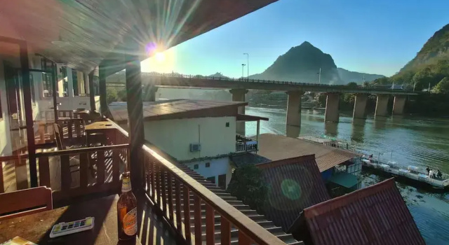 Трёхместный номер Comfort с балконом и с видом на реку Pont Inn Nong Khiaw