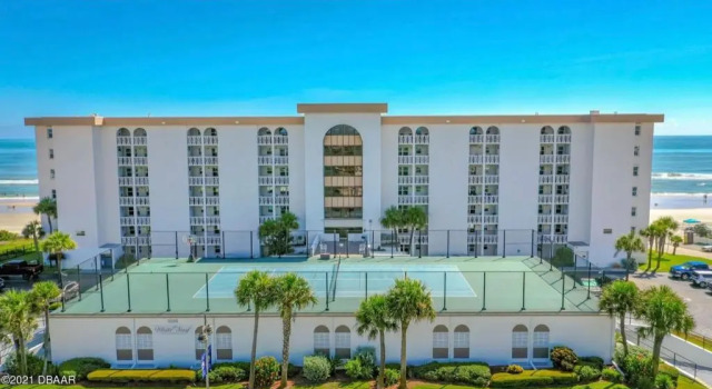 Lovely Ocean front for 5; It sleeps up to 12., Забронировать Отель Дейтона-Бич Daytona Beach Area, рядом с Церковь для автомобилей в Дейтона-Биче