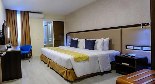 Полулюкс One Central Hotel & Suites