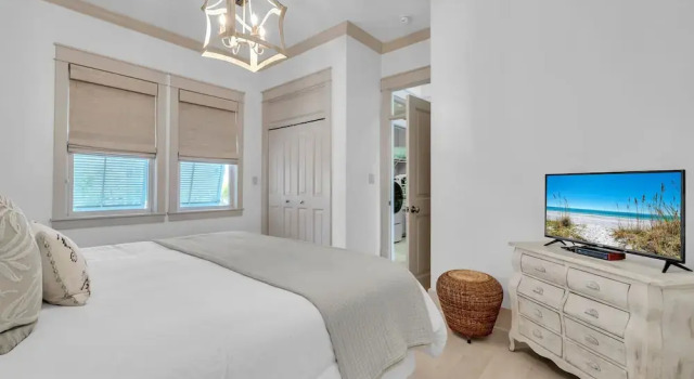 4BR Beachfront Home With Hot tub & Private Beach Access!