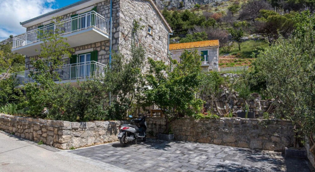 Awesome Home in Podstrana with Hot Tub, WiFi & 2 Bedrooms, Rezerwuj Hotel Stara Podstrana 