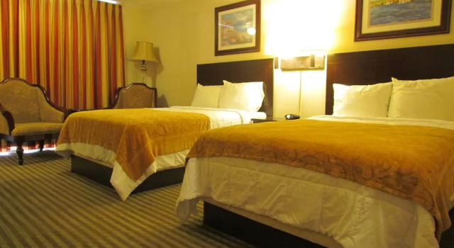 Четырёхместный номер Standard с балконом Romana Hotel - Houston Southwest