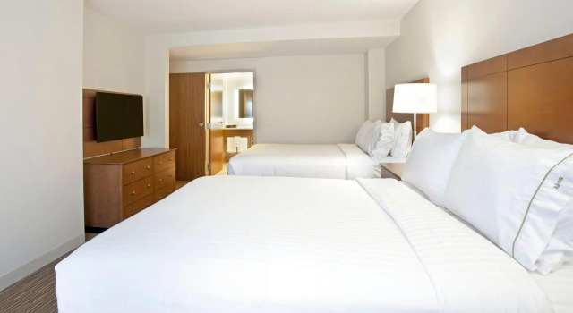 Четырёхместный номер Standard Holiday Inn Express Hotel & Suites Austin Downtown - University by IHG