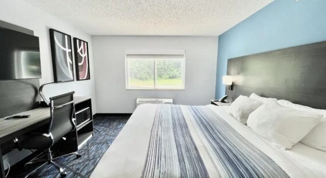 Номер Standard AmericInn by Wyndham Quincy