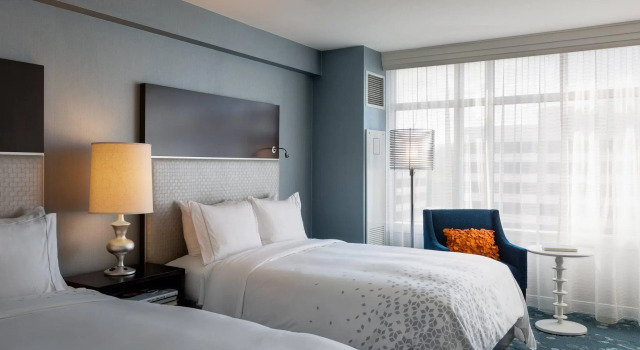 Четырёхместный номер Standard Renaissance Arlington Capital View Hotel