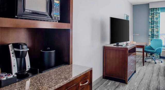 Четырёхместный номер Deluxe Hilton Garden Inn Charleston / Mt. Pleasant