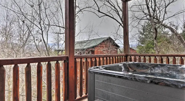 Коттедж с 3 комнатами с балконом Cabin w/ Pool Access ~ 3 Mi to Downtown Gatlinburg