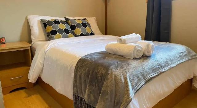Gudjonson Getaway - 2 bed 2 bath Cabin, Buchen Sie Hotel Golden British Columbia