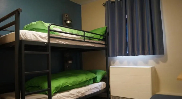 Pat în dormitor (dormitor pentru bărbați) YHA Cambridge