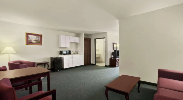 Четырёхместный люкс Days Inn & Suites by Wyndham Romeoville