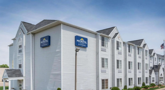 Кровать в общем номере Microtel Inn & Suites by Wyndham Rochester North Mayo Clinic