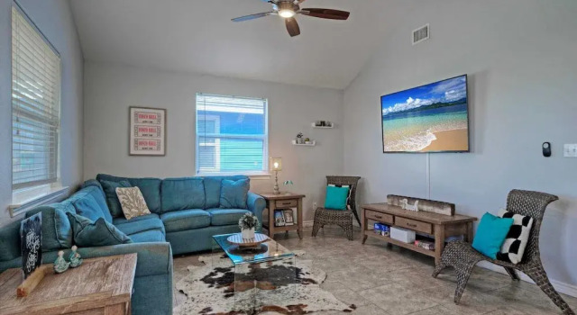 Bright Coastal Escape w/ Games, Swing Chairs & Minutes to Port A Beach Captain Kirk by Avantstay, Book Feriehus Sommerhuse i Houston, Hytte