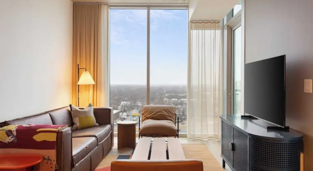 Коттедж c 1 комнатой с балконом Sleeps 34! 11 Condos in New Austin High Rise w/ Rooftop Pool, Gym, Yoga Studio