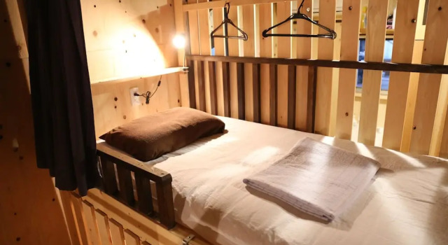 Кровать в общем номере Kagaribi Guesthouse