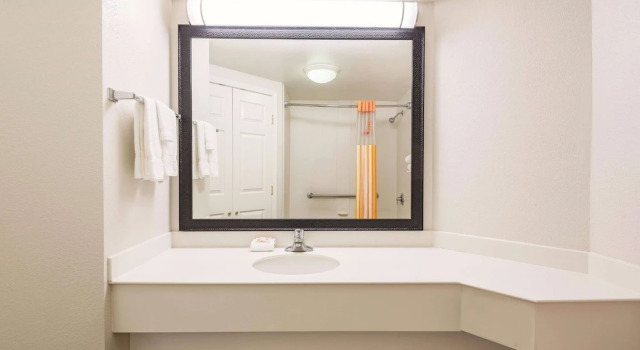 Двухместный люкс La Quinta Inn & Suites by Wyndham University Area Chapel Hill