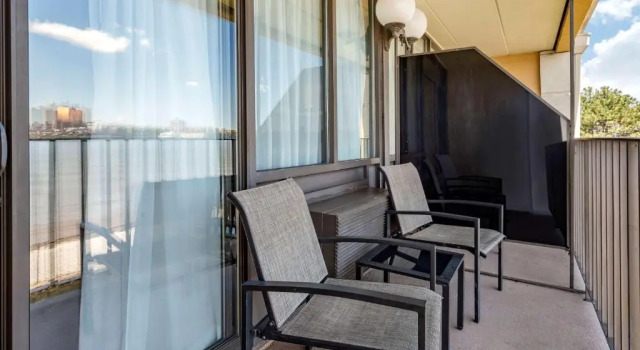 Люкс с балконом Comfort Inn Edgewater on Hudson River