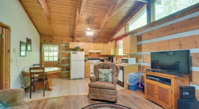 6 Mi to Dtwn Gatlinburg: Romantic Cabin w/ Deck!