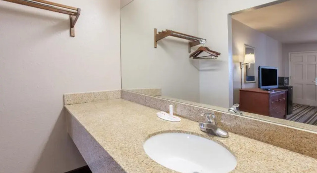 Номер Standard Super 8 by Wyndham West Monroe