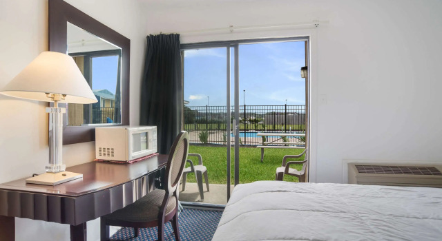 Четырёхместный номер Standard Rodeway Inn at Somers Cove Marina