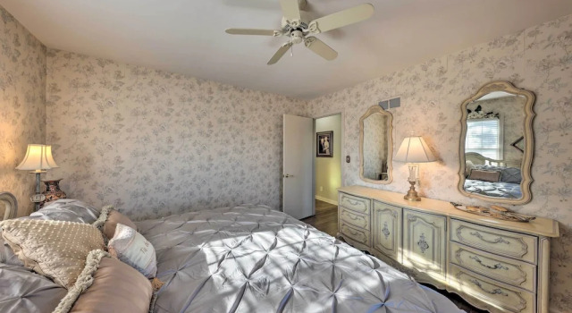 Cozy Kansas City Home w/ Yard - 9 Mi to Dtwn!, Prenota Hotel Kansas City 
