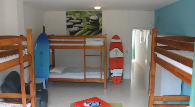 3House Surf Lodge, Забронировать Хостел Пениши Оэсте, рядом с Пляж Балеал