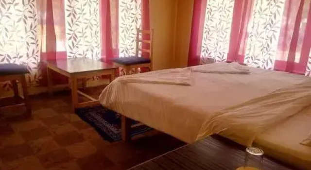 Nilza Guesthouse And Restuarant, Забронировать Отель Лех 
