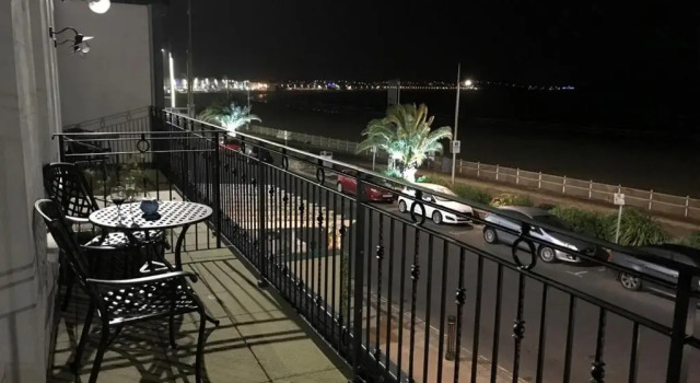 Beachfront with balcony 1st Floor apartment "The Beaches"