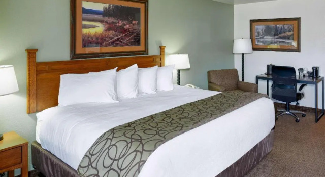 Четырёхместный номер Standard Ridgeline Hotel at Yellowstone, an Ascend Collection Hotel