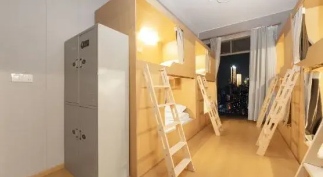 Кровать в общем номере (мужской номер) с видом на реку Jiangyou Gaokong Riverview Youth Hostel B&B (Liberation Monument Hongya Cave Branch)