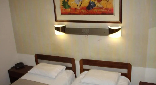 Трёхместный номер Standard Claridge Hotel