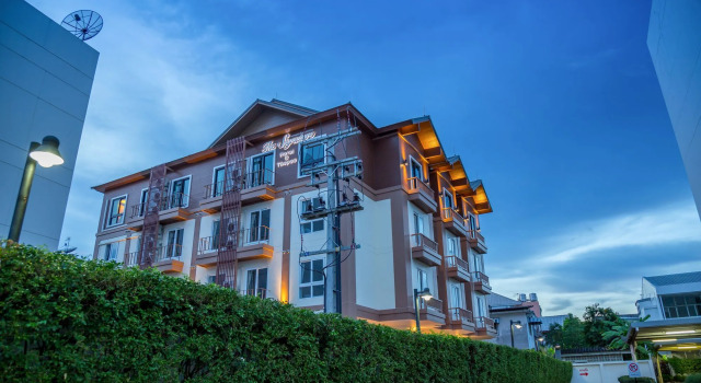 The Signature Hotel @ Thapae, Забронировать Отель Отели Чиангмай с парковкой, рядом с Sompet Market, Парковка