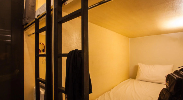 Кровать в общем номере Box Poshtel