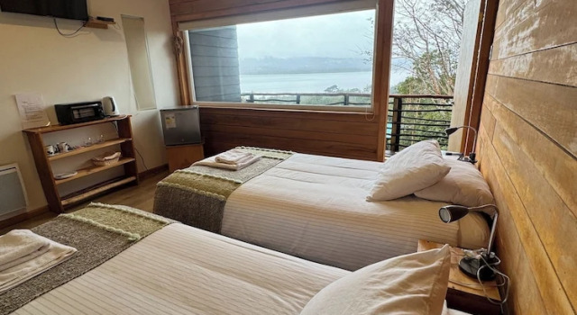 Habitación doble Confort con balcón y con vista al lago Huillín Lodge