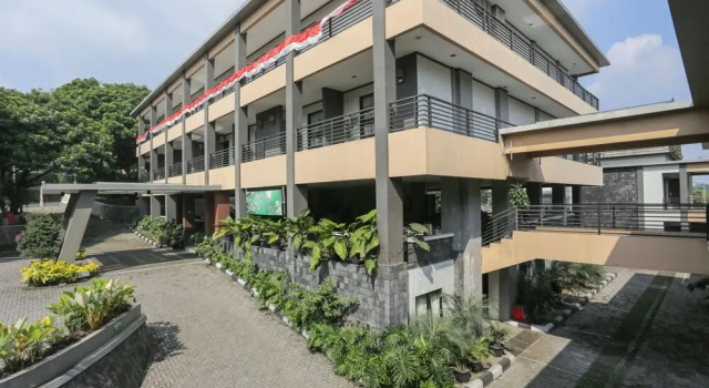 RedDoorz Plus near Farmhouse Lembang, Book Hotel Parompong West Java