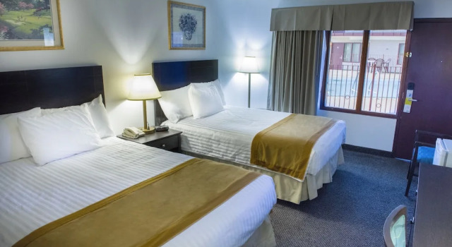 Четырёхместный номер Deluxe с видом на бассейн Days Inn by Wyndham Portage La Prairie