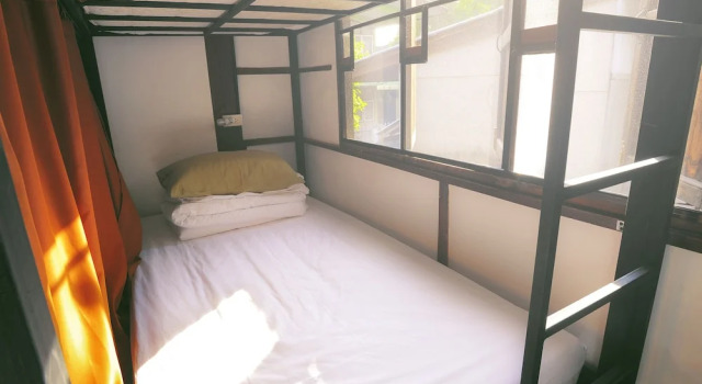 Кровать в общем номере с красивым видом из окна Manon Hostel
